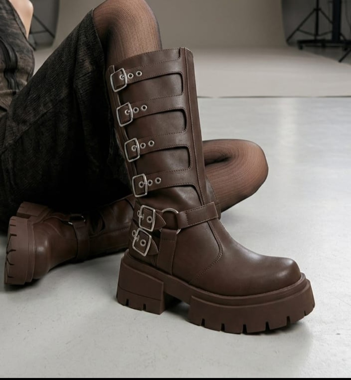 Botas Altas con Hebillas Choco | Avellaneda a un Toque