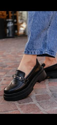 Mocasín Mujer Negro Liso Hebilla Metálica Suela Tractor Plataforma - Miniatura 2
