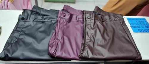 Pantalones de Cuerina Engomado Recto Cuero Pu Talles Reales - Miniatura 3