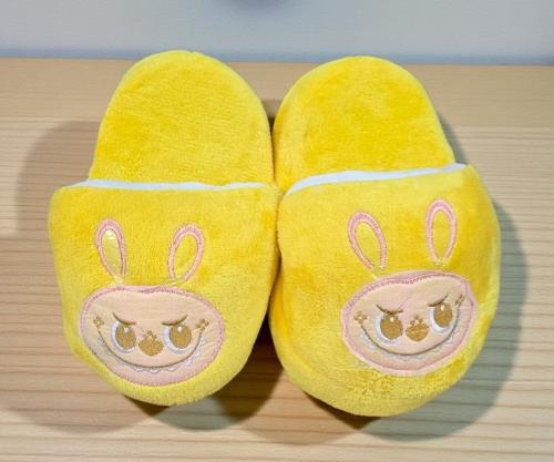 Pantuflon Bordado Labubu Amarillo, Rojo, Celeste y Rosa - Miniatura 4