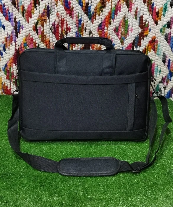 Maletín Porta Laptop*   Impermeable Excelente Calidad 
tira Desmontable.