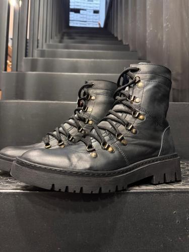 Borcego Poly Cuero Vacuno Cordonera Alpinos Metálicos Bronce Suelas Pegadas y Cosidas - Miniatura 2