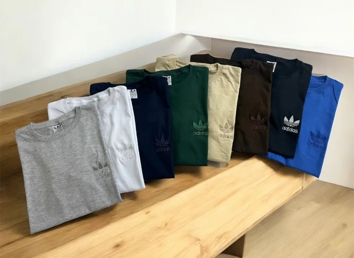 Remera Adi Bordadas de Hombre
