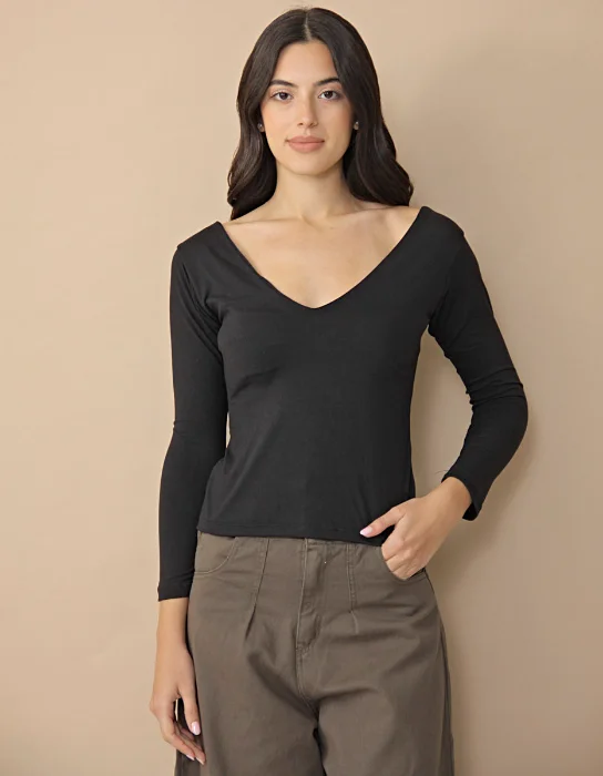 Remera Básica Escote en V Manga Larga