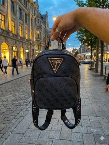 Mini Mochila Guess Linea Premium - 20cm X 26cm X 10cm - Miniatura 2