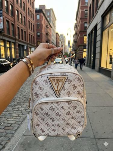 Mini Mochila Guess Linea Premium - 20cm X 26cm X 10cm - Miniatura 3