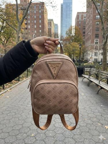 Mini Mochila Guess Linea Premium - 20cm X 26cm X 10cm - Miniatura 5
