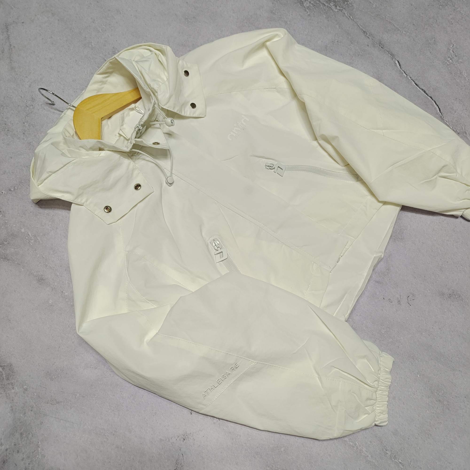 Rompeviento Impermeable con Detalles Bordados - Imagen 2
