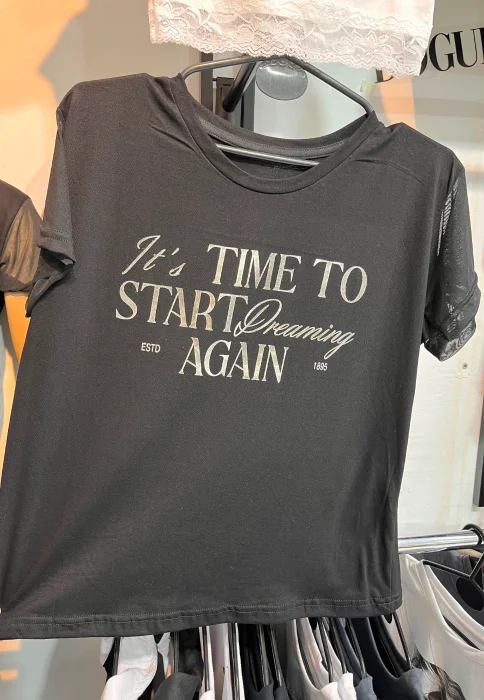 Remera Corte Clásico con Detalle de Tul en las Mangas y Estampa con Brillo 011 Time