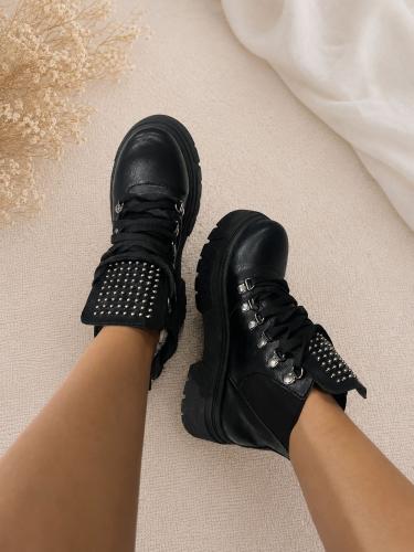 Borcego con Tachas Cordones Ajustables Suela Tractorada Ecocuero
