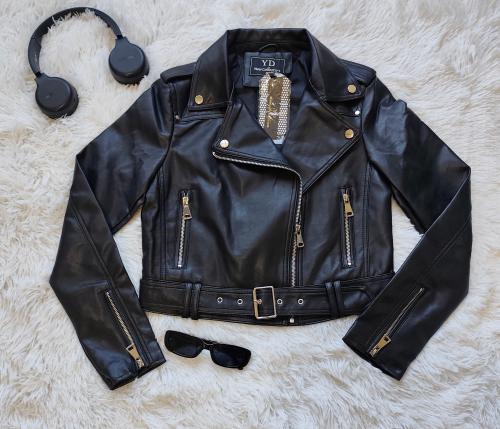 Jacket con Cinturón: Estilo Rockero, Entallada y con el Cinturón que Define