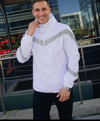 Campera Rompeviento Deportiva con Lineas Reflectivas