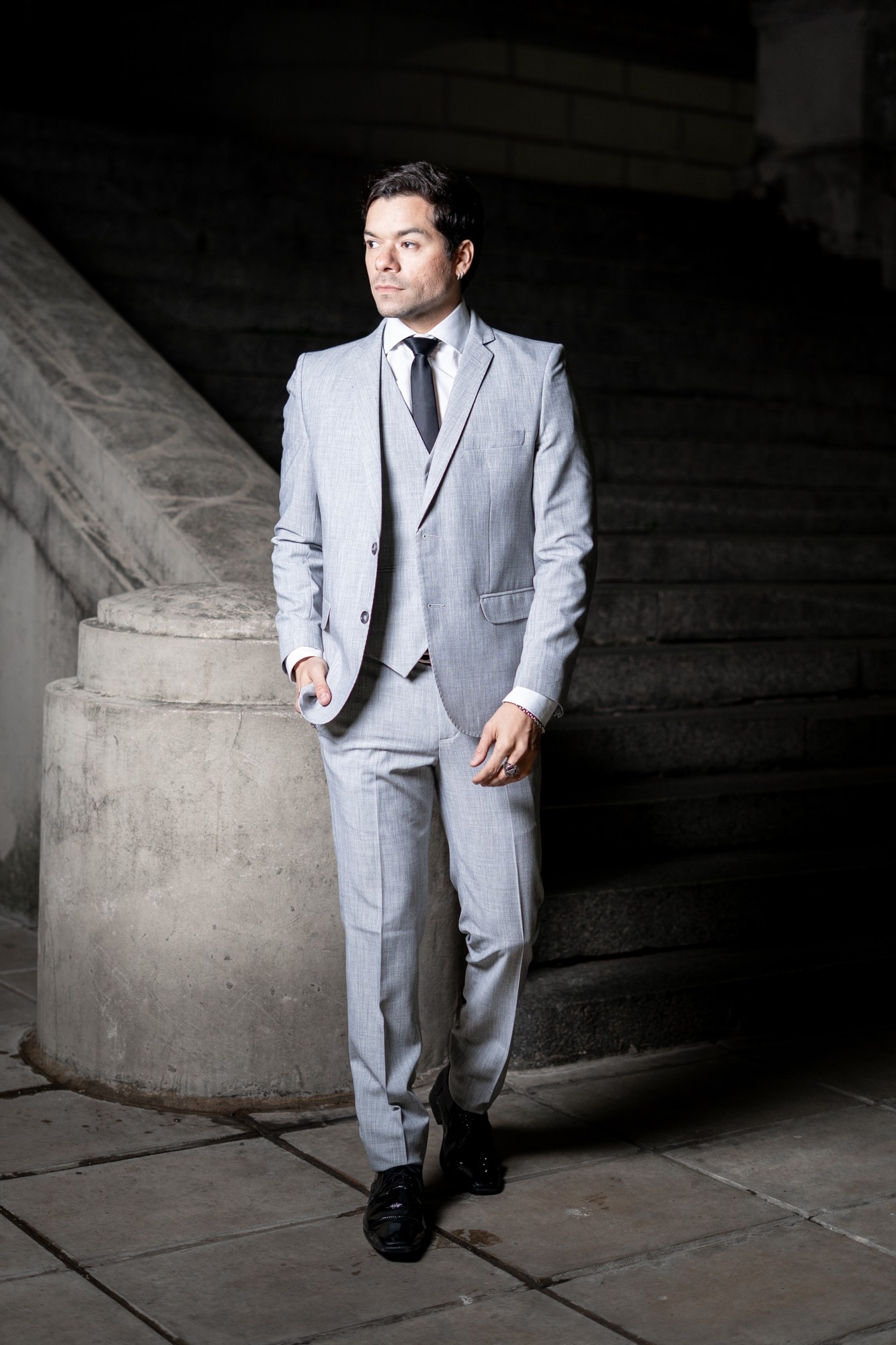 Traje de Hombre Saco Pantalón y Chaleco Gris - Imagen 2