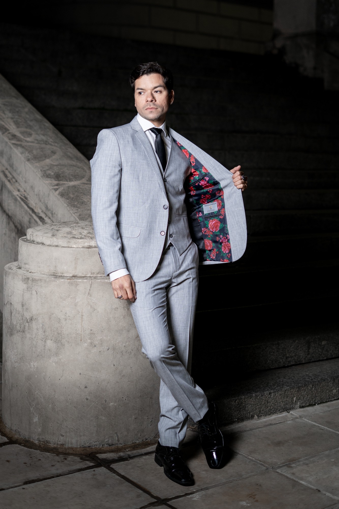 Traje de Hombre Saco Pantalón y Chaleco Gris - Imagen 3