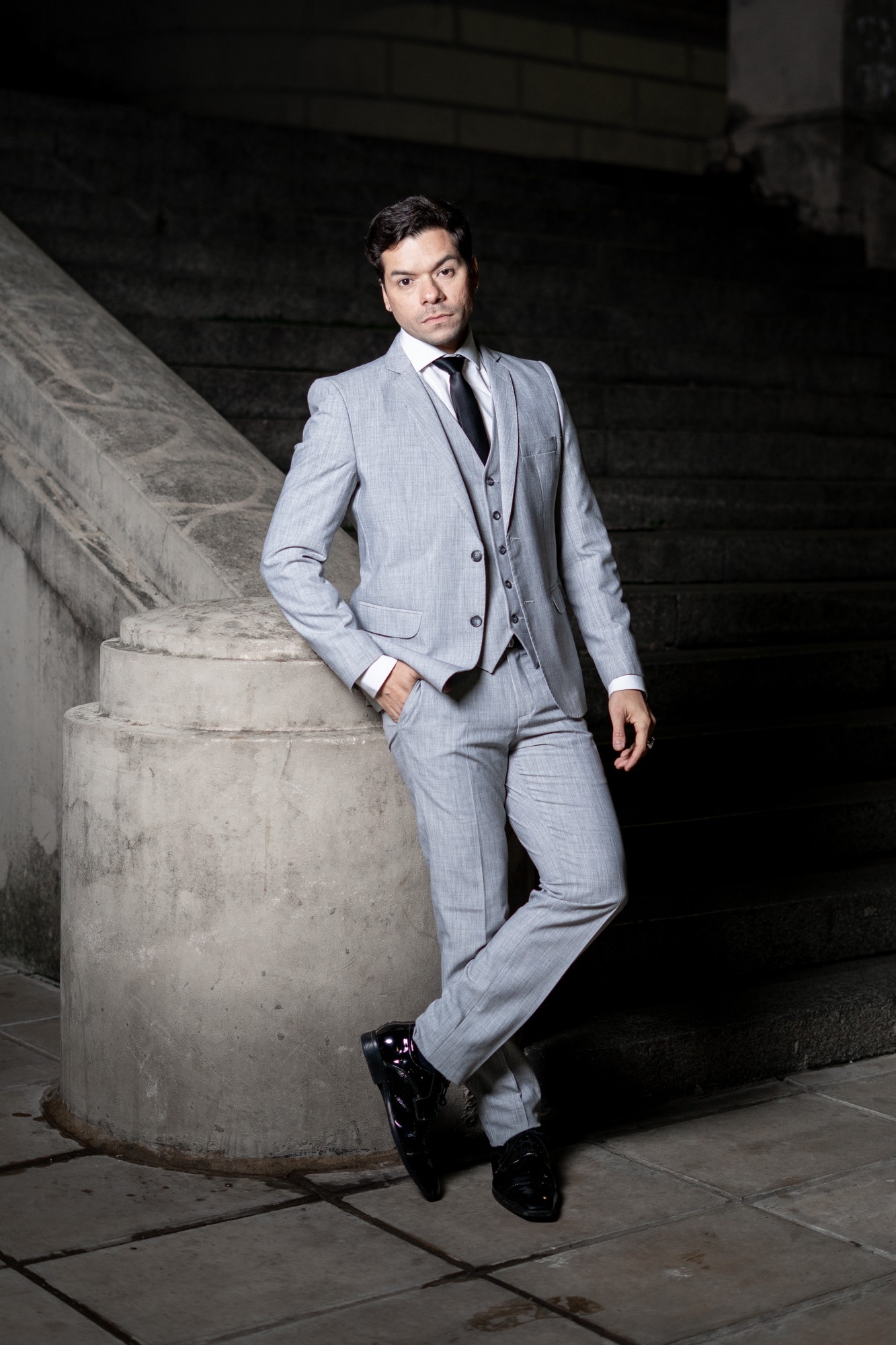 Traje de Hombre Saco Pantalón y Chaleco Gris - Imagen 4