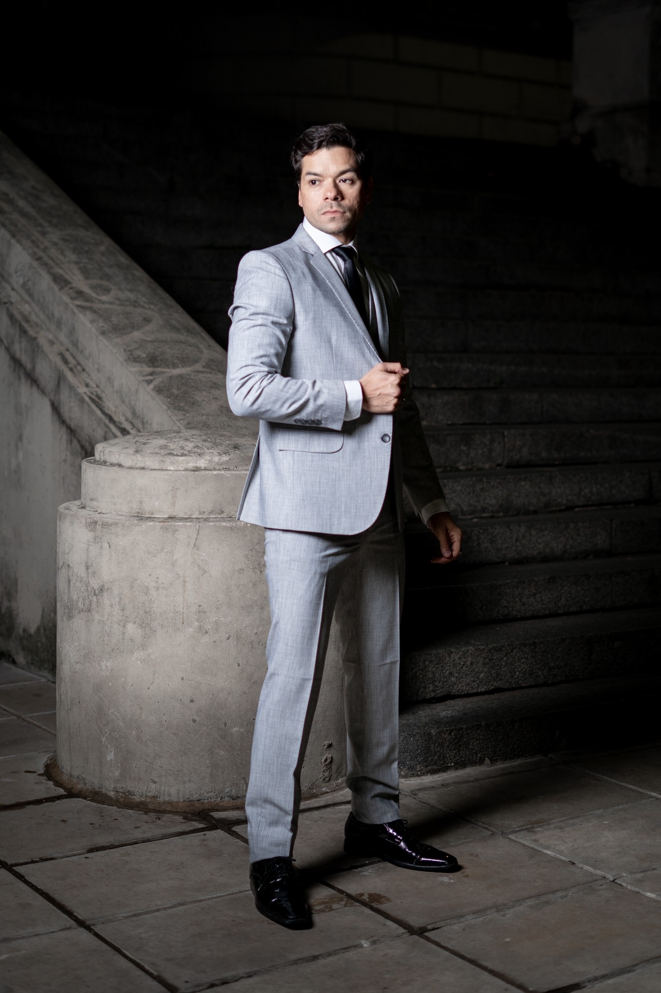 Traje de Hombre Saco Pantalón y Chaleco Gris - Imagen 5