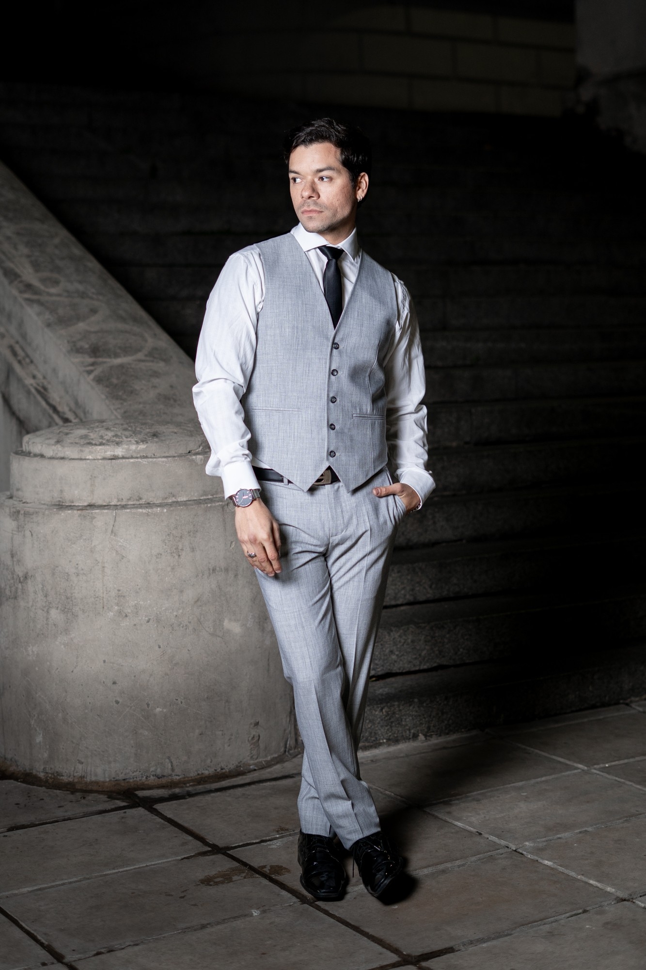 Traje de Hombre Saco Pantalón y Chaleco Gris - Imagen 7