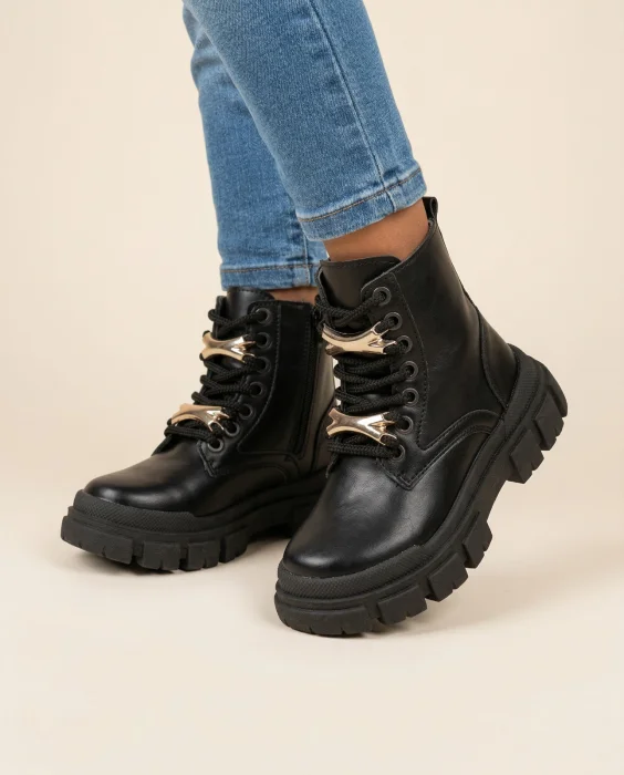 Borcegos Jazmín Infantiles Nena Eco Cuero Negro Diseño Accesorios Dorados Eco Cuero