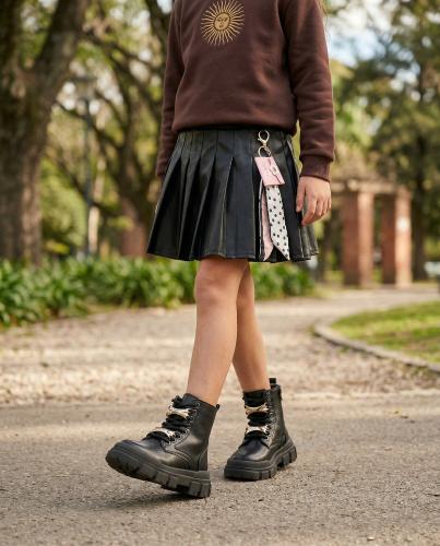 Borcegos Jazmín Infantiles Nena Eco Cuero Negro Diseño Accesorios Dorados Eco Cuero - Miniatura 2