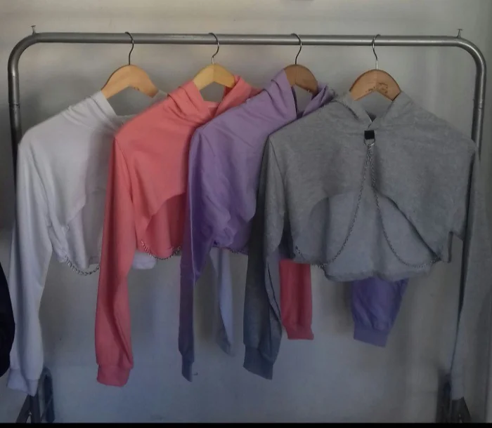 Buzo Crop con Cadena
