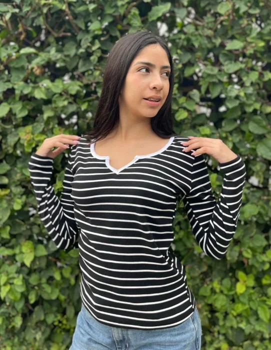 Camiseta Rayada Escote en V de Darlon