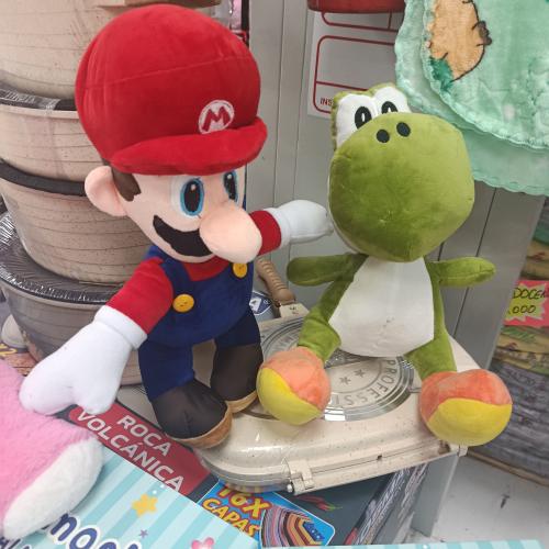 Peluches de Mario y Yoshi
