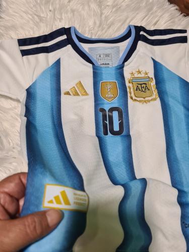 Remera Argentina. Niño / Logo Bordado/ Cuello Tejido y Manga Tejidas - Miniatura 2