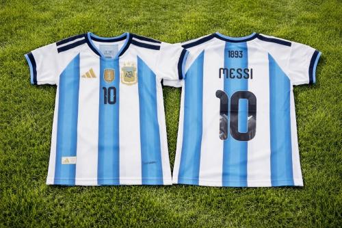 Remera Argentina. Niño / Logo Bordado/ Cuello Tejido y Manga Tejidas - Miniatura 3