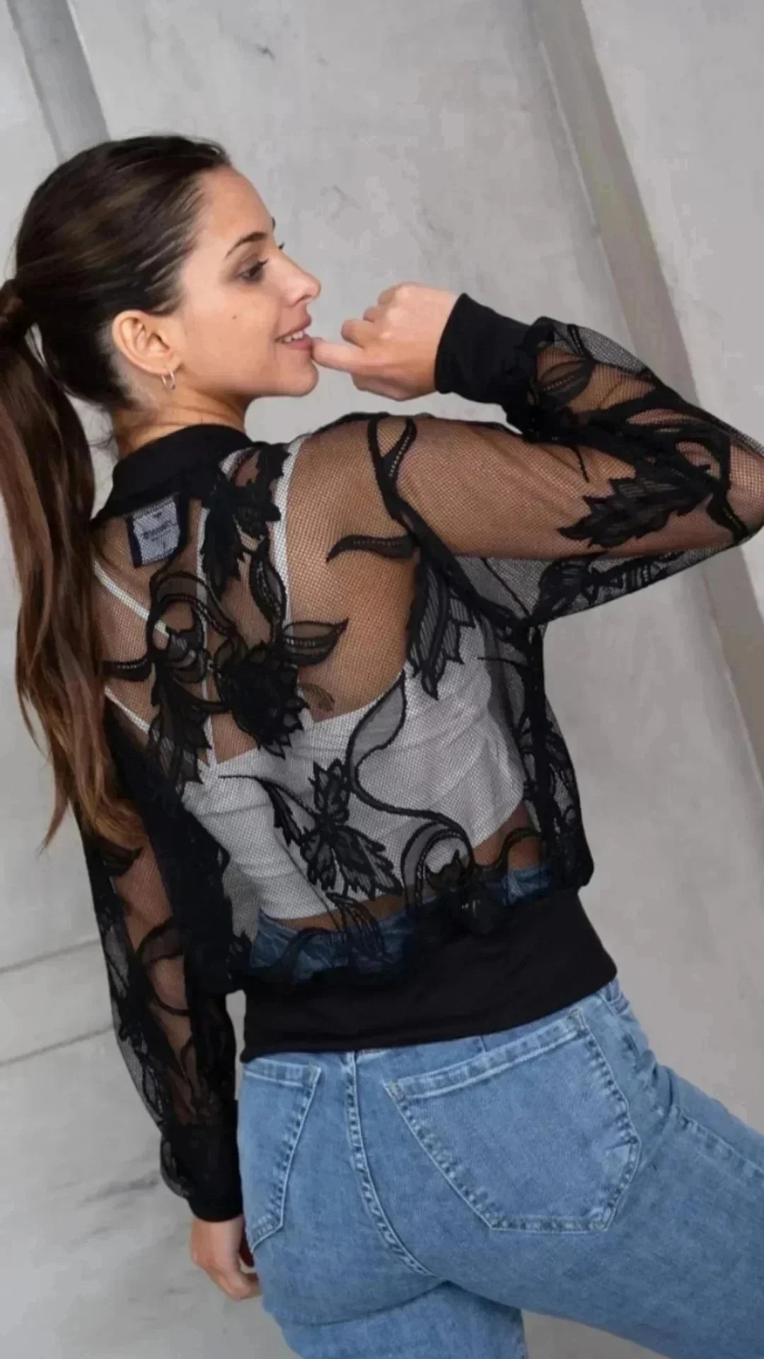 Campera Bomber de Encaje Floral Bordado, con Cierre Frontal - Imagen 2