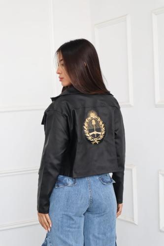Campera Corta Engomada Escudo y Sol Bordado