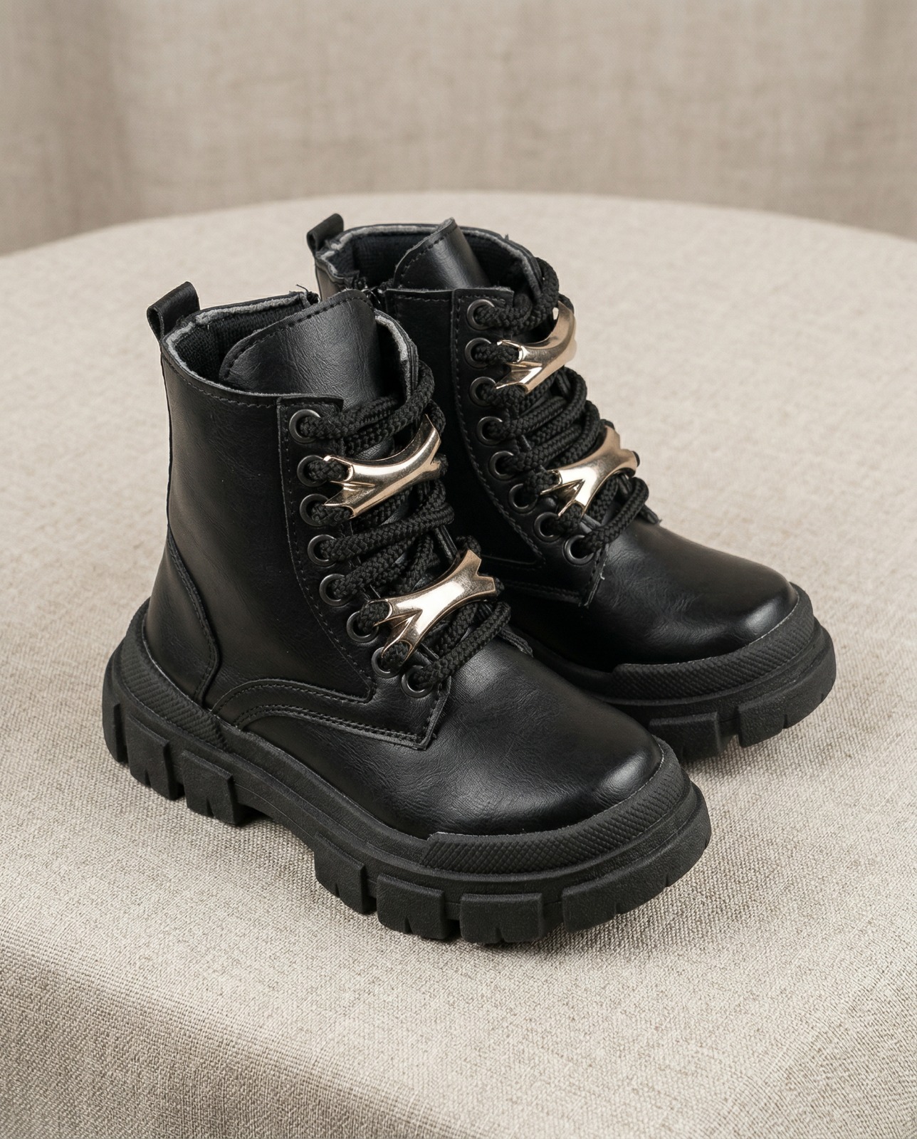 Borcegos Jazmín Nenas Diseño Accesorios Dorados Eco Cuero Negras Cómodas - WhatsApp%20Image%202026-04-17%20at%2011.40.31c.jpeg