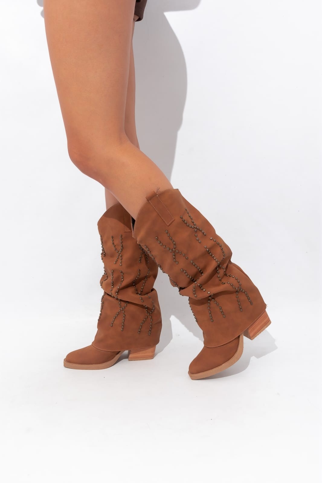 Bota Volcada con Tachas Arami - Imagen 3