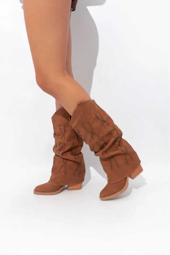 Bota Volcada con Tachas Arami - Imagen 3