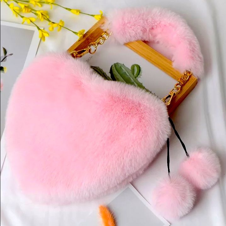 Mini Carterita Corazón Felpa Rosa Importada Suave con Asa de Piel Cadena Estilo Roma - WhatsApp%20Image%202025-10-25%20at%2012.46.54.jpeg