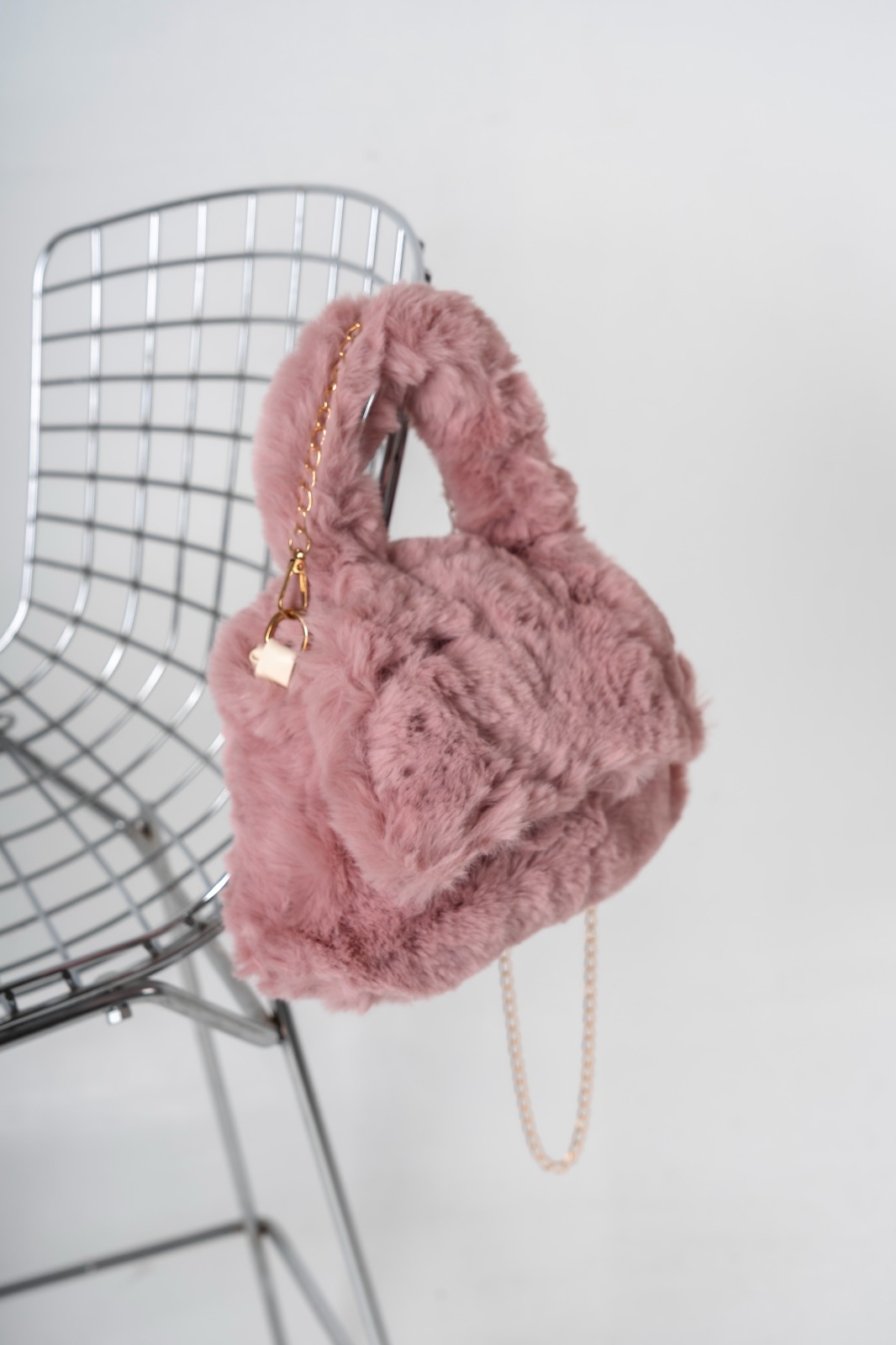 Cartera de Peluche Rosa con Solapa y Cadena Dorada Bolso de Mano Soft Estilo Coquette - WhatsApp%20Image%202026-04-20%20at%2013.04.56gggg.jpeg