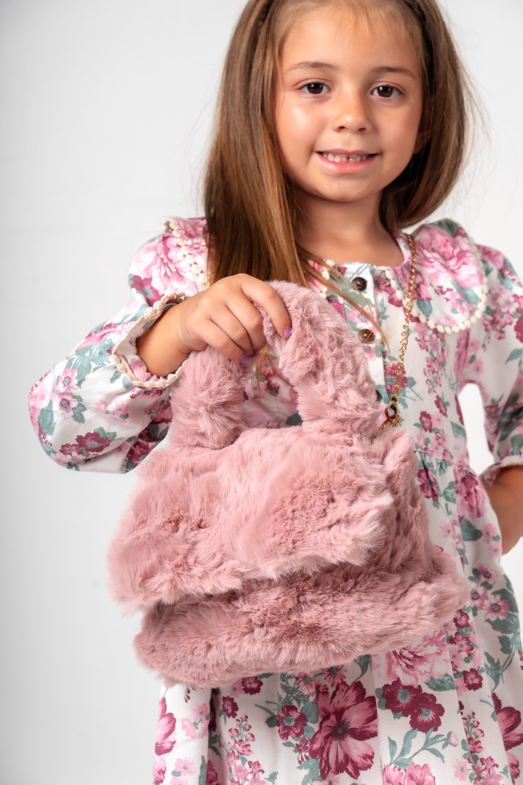Cartera de Peluche Rosa con Solapa y Cadena Dorada Bolso de Mano Soft Estilo Coquette - WhatsApp%20Image%202026-04-20%20at%2013.04.56.jpeg