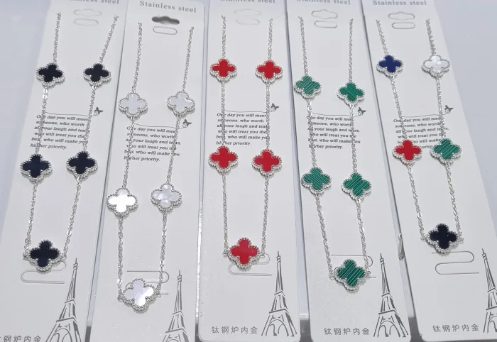 Collar de Acero Blanco de Trébol