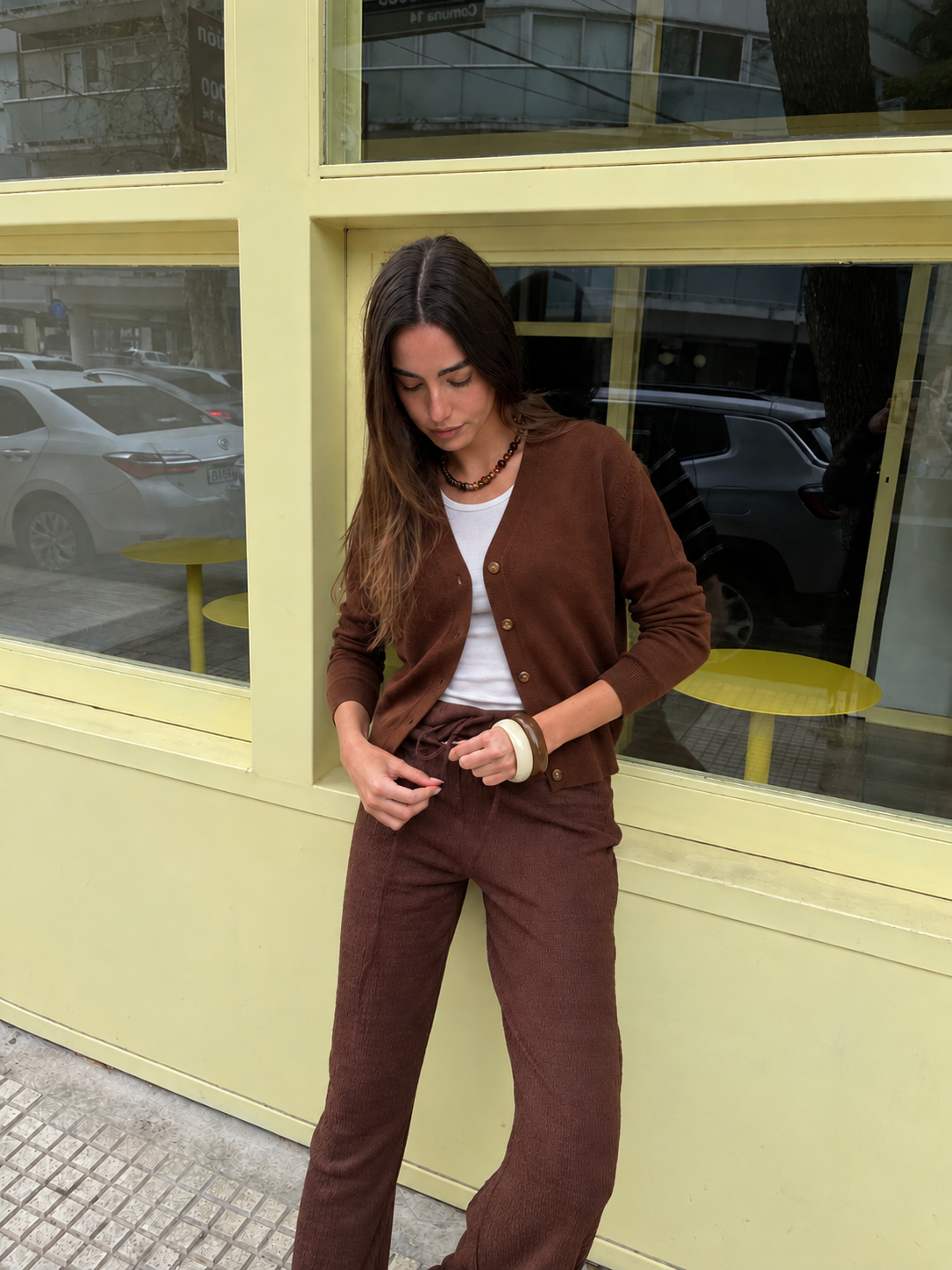 Cardigan Cuello V Tejido - Retrato%20urbano%20con%20conjunto%20marr%C3%B3n.png