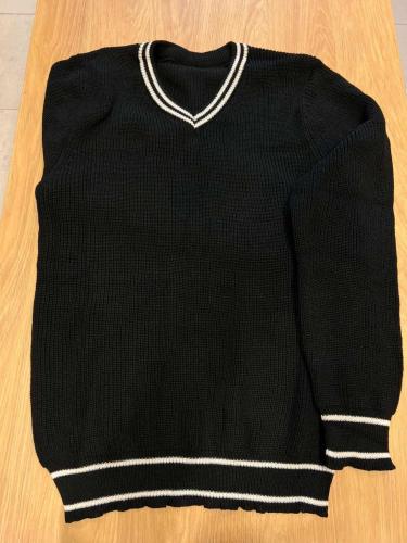 Sweater Negro,escote en V - Miniatura 3