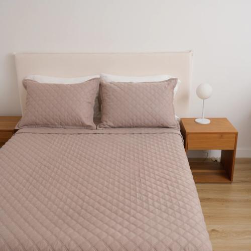 Set Cubrecama Simil Lino Color Visón con Fundas  Elegancia Cálida y Confort Liviano