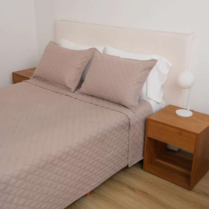 Set Cubrecama Simil Lino 1 1/2 Visón con Fundas  Elegancia Cálida y Confort Liviano