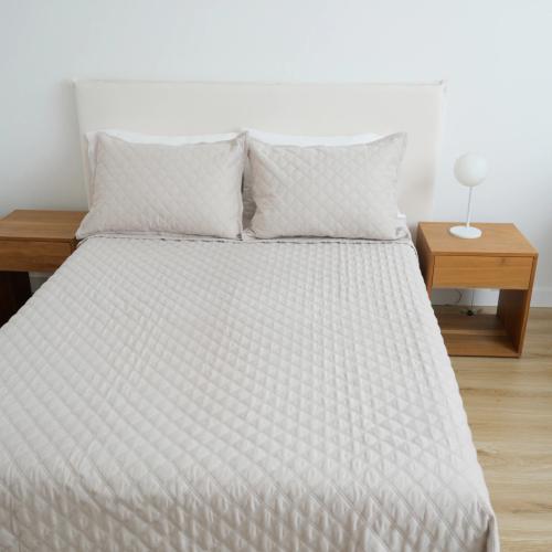 Set Cubrecama Simil Lino Color Manteca con Fundas  Estilo Natural, Liviano y Elegante
