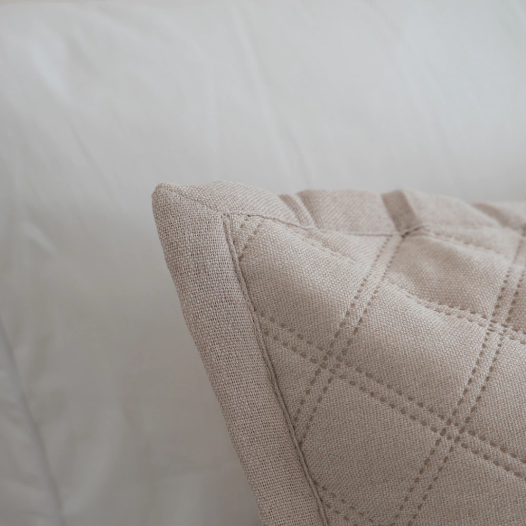Cubrecama Simil Lino 2 Plazas Manteca con Fundas Estilo Natural, Liviano y Elegante - ARENA%205.jpg