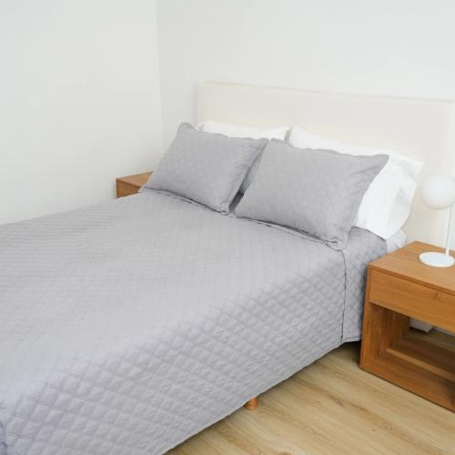 Set Cubrecama Simil Lino-color Gris con Fundas  Liviano, Elegante y Funcional - Miniatura 2
