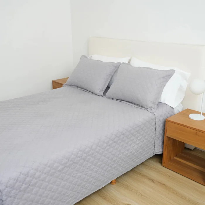 Set Cubrecama Simil Lino Queen Gris con Fundas  Liviano, Elegante y Funcional