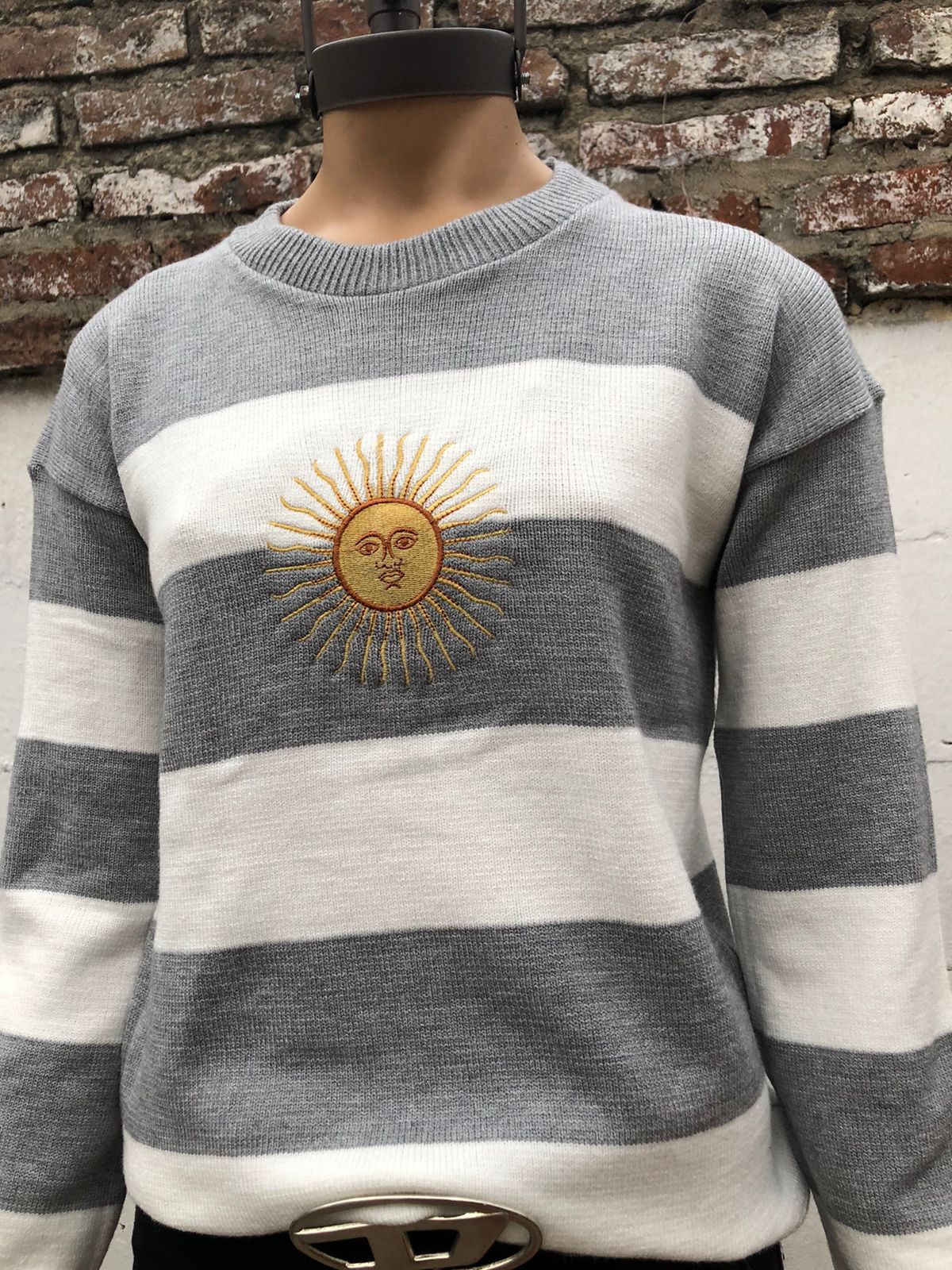 Sweater Sol de Mayo Bordado - Imagen 2