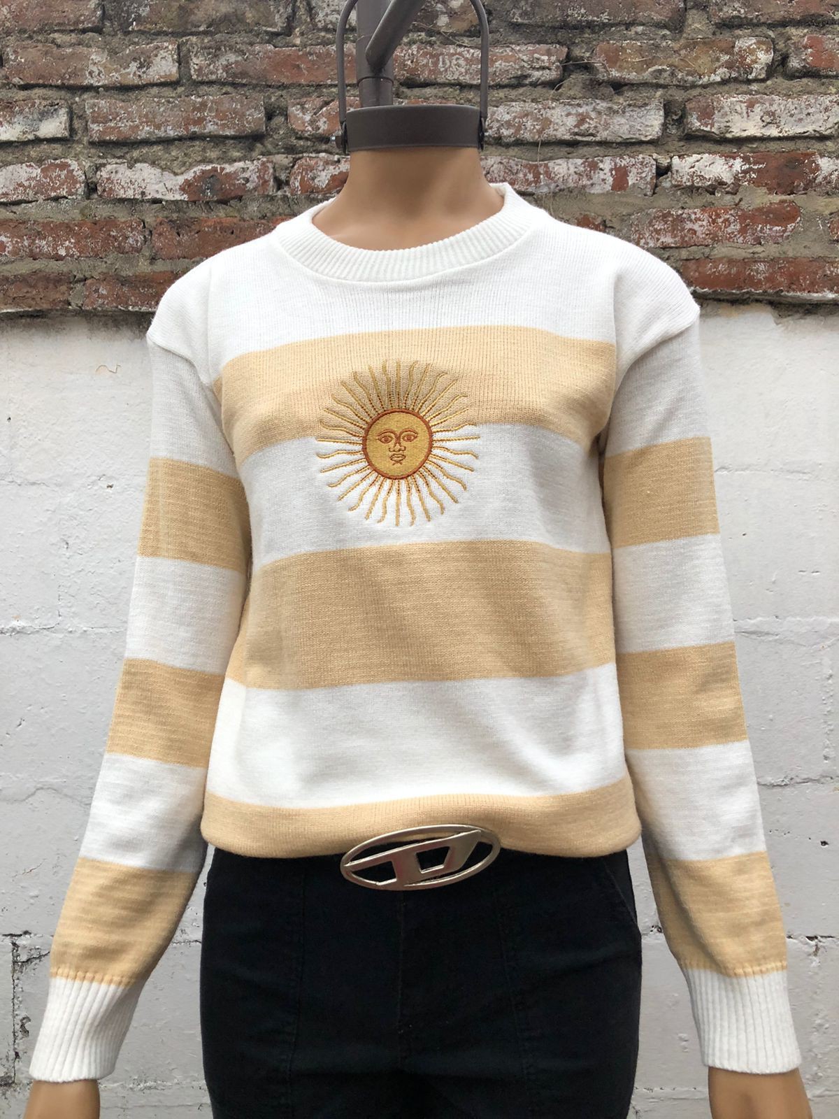 Sweater Sol de Mayo Bordado - Imagen 7