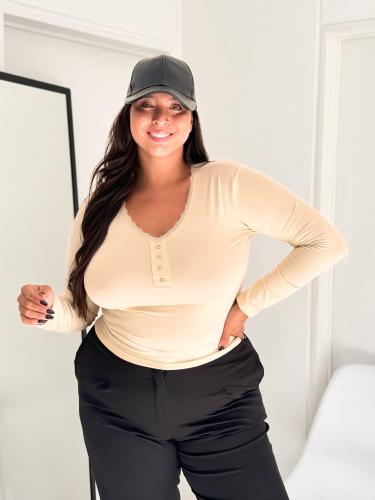 Camiseta Escote en V con Puntilla