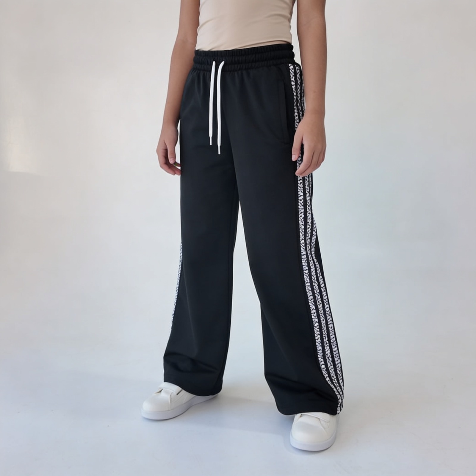 Jogging Infantil Negro Rayas Laterales Pantalón Cómodo Niños - WhatsApp%20Image%202026-05-05%20at%2013.57.06.jpeg