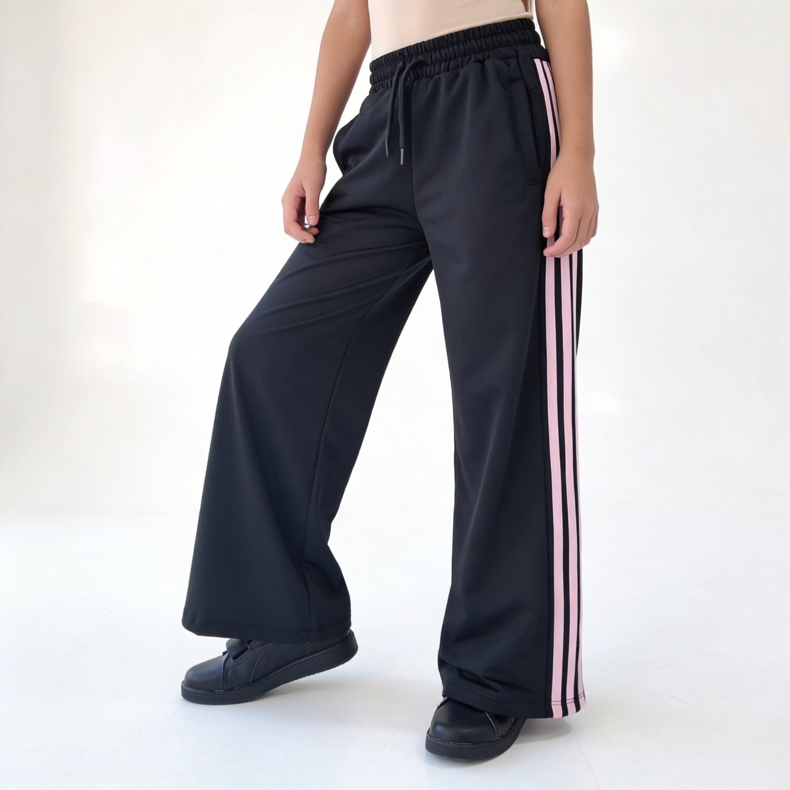 Jogging Infantil Negro Rayas Laterales Pantalón Cómodo Niños - WhatsApp%20Image%202026-05-05%20at%2013.57.07.jpeg